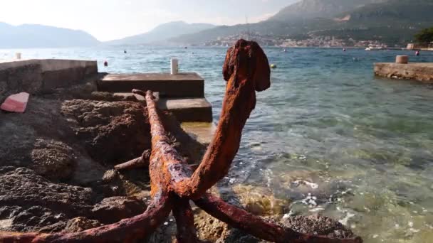 Gamla Rostiga Ankare Montenegro Coast — Stockvideo