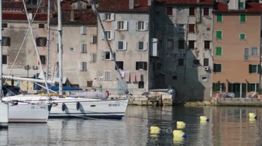 Sahil kasaba, bir Rovinj, Hırvatistan Istrian Yarımadası güzel tarihi duvarlı