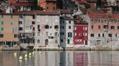 Sahil kasaba, bir Rovinj, Hırvatistan Istrian Yarımadası güzel tarihi duvarlı