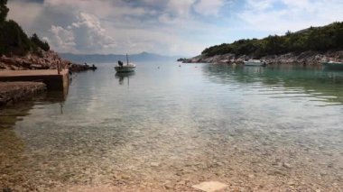 Hvar Adası, kristal berraklığında su çarpıcı Hırvatistan küçük Cove balıkçı teknesi