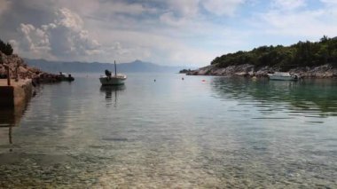 Hvar Adası, kristal berraklığında su çarpıcı Hırvatistan küçük Cove balıkçı teknesi