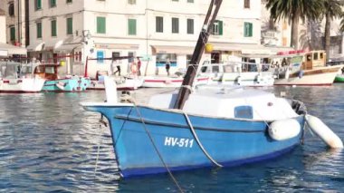 şehrin Hvar, Hvar, Hırvatistan Island şık ana şehirde güzel liman