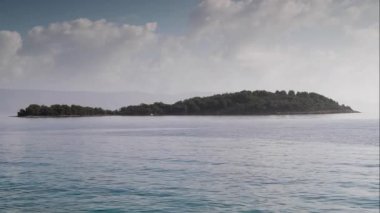 Güzel bir plaj sahne Hırvatistan Adriyatik Denizi'nin kristal berraklığında su çarpıcı.