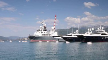 Büyük endüstriyel gemi porto oteli Tivat, Karadağ marina