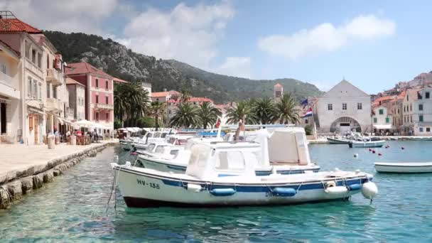 フヴァルの町島フヴァル島 クロアチアのシックな主要な町の美しい港 — ストック動画