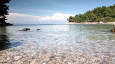 Güzel bir plaj sahne Hırvatistan Adriyatik Denizi'nin kristal berraklığında su çarpıcı.