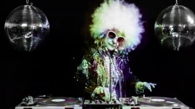 DJ büyükanne disko ortamda