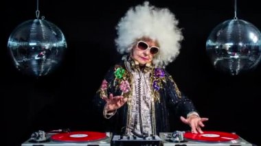 DJ büyükanne disko ortamda