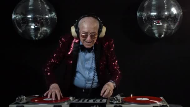 驚くべきおじいちゃん 古い男 プレイやディスコでパーティー — ストック動画