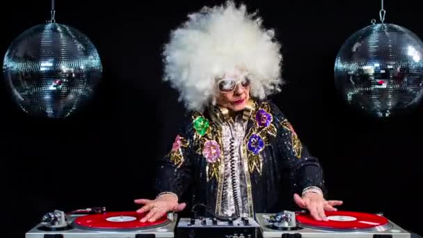 DJ büyükanne disko ortamda — Stok video
