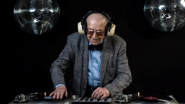 Erstaunliche Opa Älterer Mann Djing Und Party Einer Disco Einstellung — Stockvideo