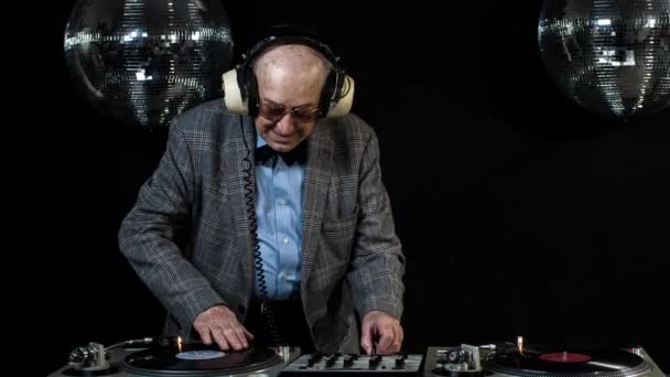 Increíble Abuelo Hombre Mayor Djing Fiesta Entorno Discoteca — Vídeo de stock