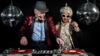 DJ büyükanne ve büyükbaba, büyük çift disko ayarında parti