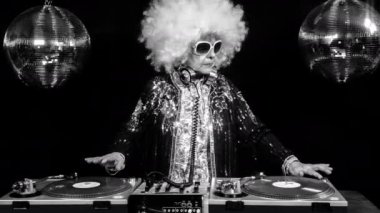 DJ büyükanne disko ortamda