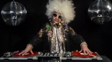 DJ büyükanne disko ortamda