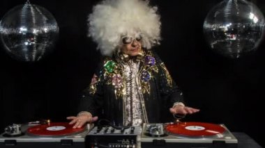 DJ büyükanne disko ortamda