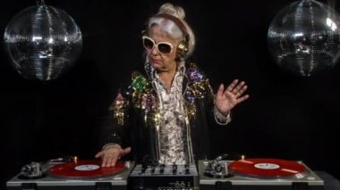 DJ büyükanne disko ortamda