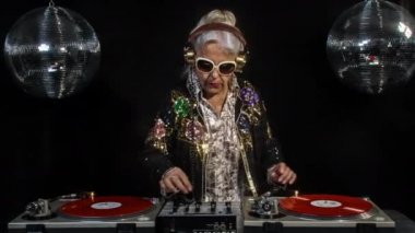 DJ büyükanne disko ortamda