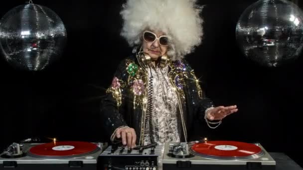 DJ mormor i disco inställning — Stockvideo