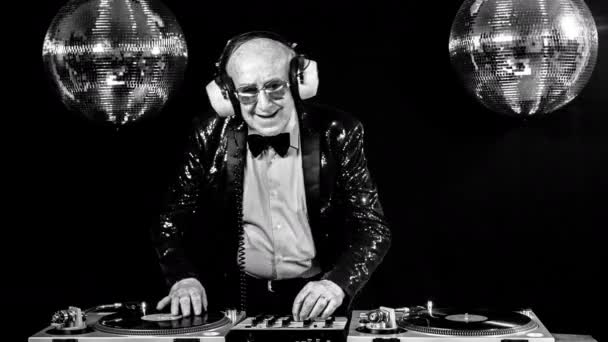 Incrível Vovô Homem Mais Velho Djing Festa Ambiente Discoteca — Vídeo de Stock