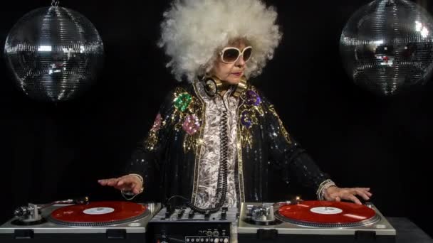 DJ Oma im Disco-Ambiente — Stockvideo