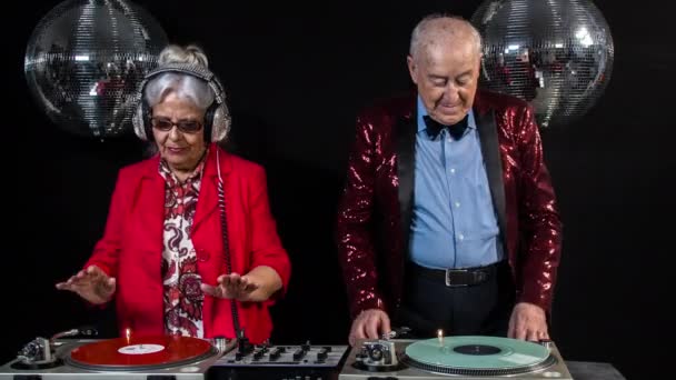 奶奶和爷爷 老夫妇在迪斯科舞厅聚会 — 图库视频影像