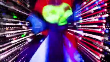 Seksi bayan disko dansçısı UV kostümüyle poz veriyor.