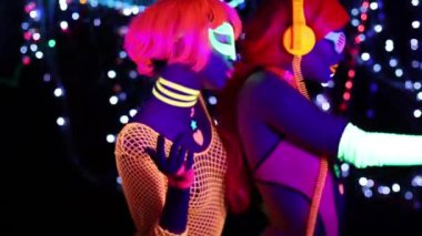Seksi kadın disko dansçılar pozlar Uv kostüm