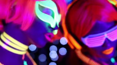 Seksi kadın disko dansçılar pozlar Uv kostüm