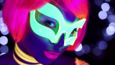 Seksi bayan disko dansçısı UV kostümüyle poz veriyor.