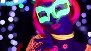 Seksi bayan disko dansçısı UV kostümüyle poz veriyor.