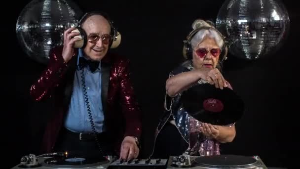 Γιαγιά Και Παππούς Ζευγάρι Ηλικιωμένων Πάρτι Στα Disco Ρύθμιση — Αρχείο Βίντεο