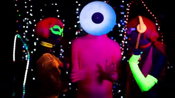 Mujeres Sexy Hombre Con Récord Cabeza Vinilo Ropa Fluorescente Bajo — Vídeo de stock