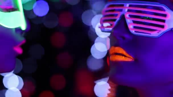 Сексуальные Танцовщицы Диско Позируют Ультрафиолетовых Костюмах — стоковое видео