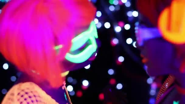 Сексуальные Танцовщицы Диско Позируют Ультрафиолетовых Костюмах — стоковое видео
