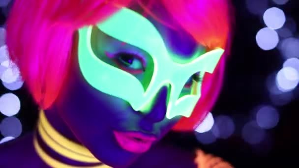 Seksi Bayan Disko Dansçısı Kostümüyle Poz Veriyor — Stok video