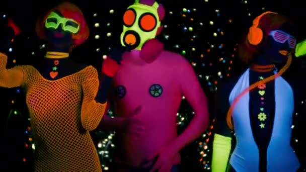 Сексуальні Жінки Хлопець Газовій Масці Флуоресцентному Одязі Під Ультрафіолетовим Чорним — стокове відео