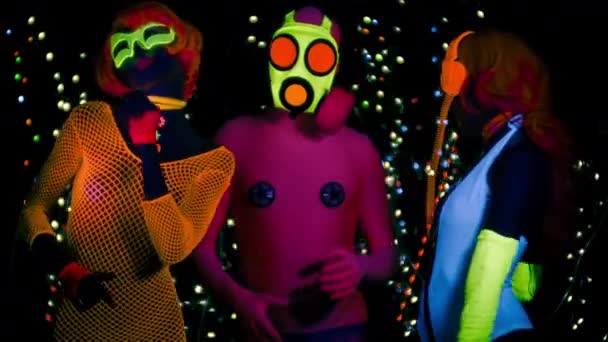 Sexy Vrouwen Man Gasmasker Fluorescerende Kleding Onder Zwart Licht — Stockvideo