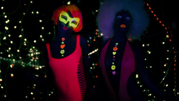 Сексуальные Женщины Флуоресцентной Одежде Танцуют Ультрафиолетовым Черным Светом Черном Фоне — стоковое видео