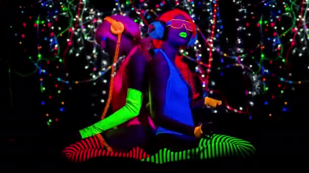 Mujeres Sexy Ropa Fluorescente Bailando Bajo Luz Negra Sobre Fondo — Vídeo de stock