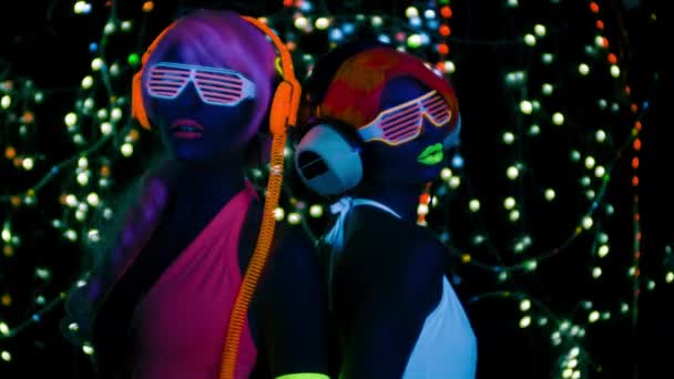 Mujeres Sexy Ropa Fluorescente Bailando Bajo Luz Negra — Vídeo de stock
