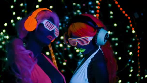 Сексуальні Жінки Флуоресцентному Одязі Танцюють Під Ультрафіолетовим Чорним Світлом — стокове відео