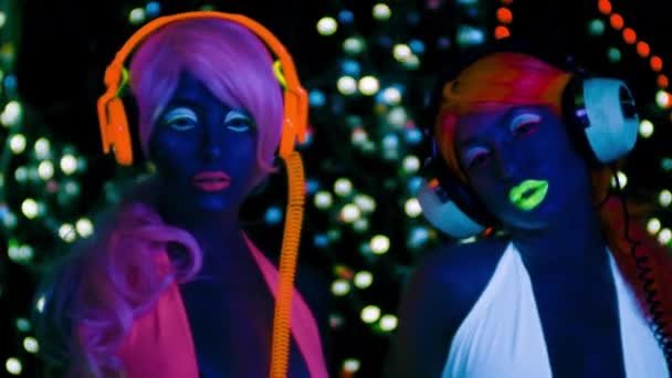 Mujeres Sexy Ropa Fluorescente Bailando Posando Bajo Luz Negra — Vídeo de stock