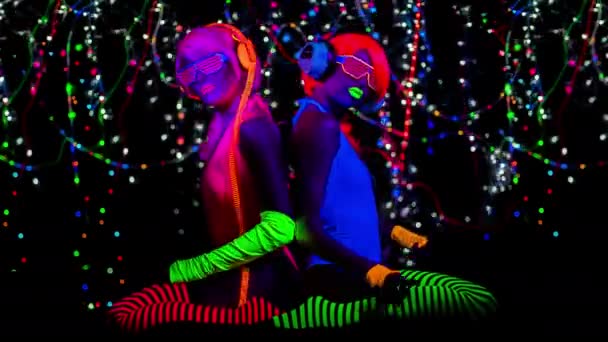 Sexy Vrouwen Fluorescerende Kleding Dansen Poseren Onder Zwart Licht — Stockvideo