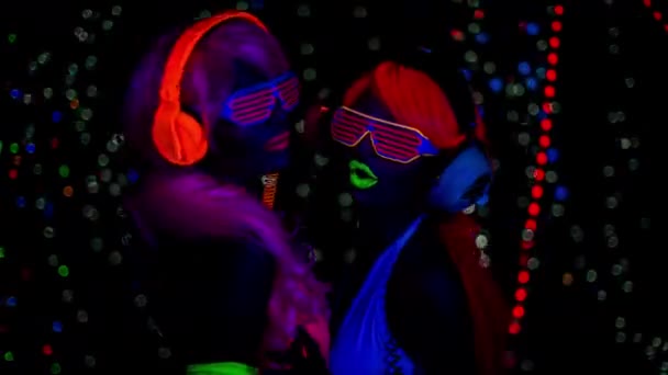 Sexiga Dansare Fluorescerande Kläder Poserar Ljus — Stockvideo