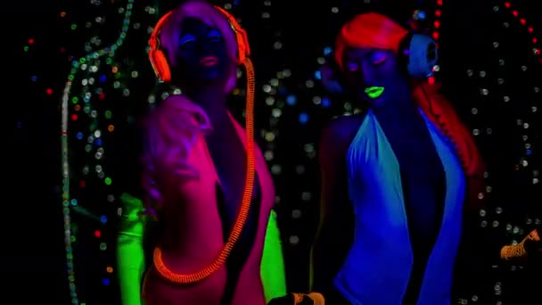 Sexy Dansers Fluorescerende Kleding Poseren Onder Licht — Stockvideo