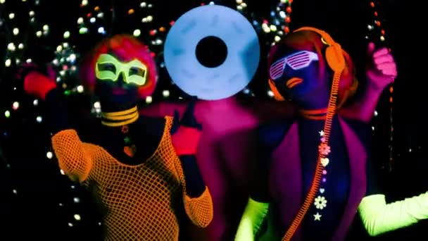 Sexiga Kvinnor Och Man Dansar Med Registrera Vinyl Huvud Fluorescerande — Stockvideo