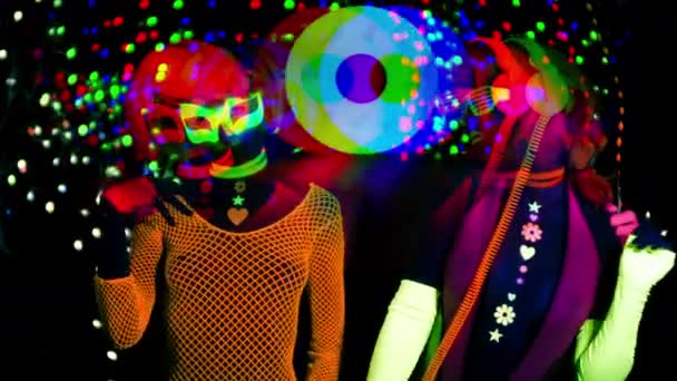 Sexy Frauen Und Männer Tanzen Mit Plattenschallplatte Fluoreszierender Kleidung Unter — Stockvideo