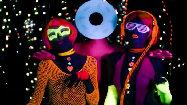 Сексуальные Женщины Мужчина Танцуют Виниловой Головой Флуоресцентной Одежде Ультрафиолетовым Светом — стоковое видео