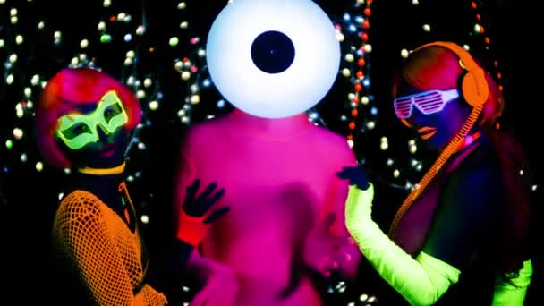 セクシーな女性とで踊っている人は紫外線の下で蛍光服ビニール頭を記録します — ストック動画